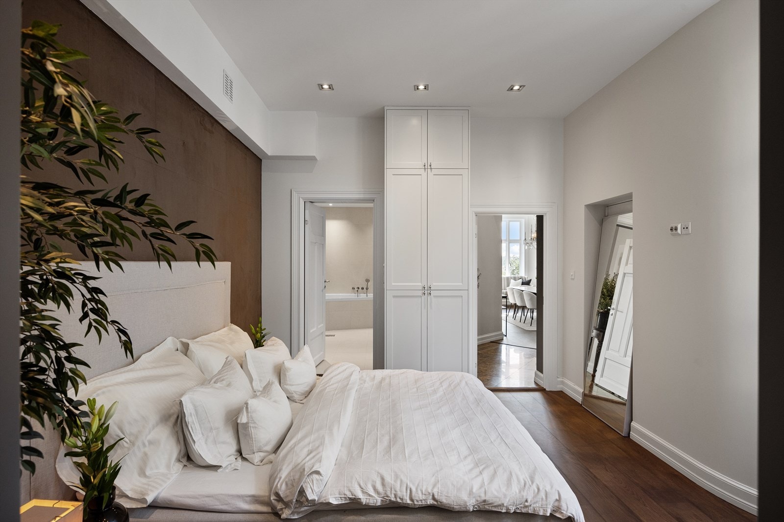 Den generøse takhøyden på 3,16 meter sikrer en god romfølelse. Galleribilde