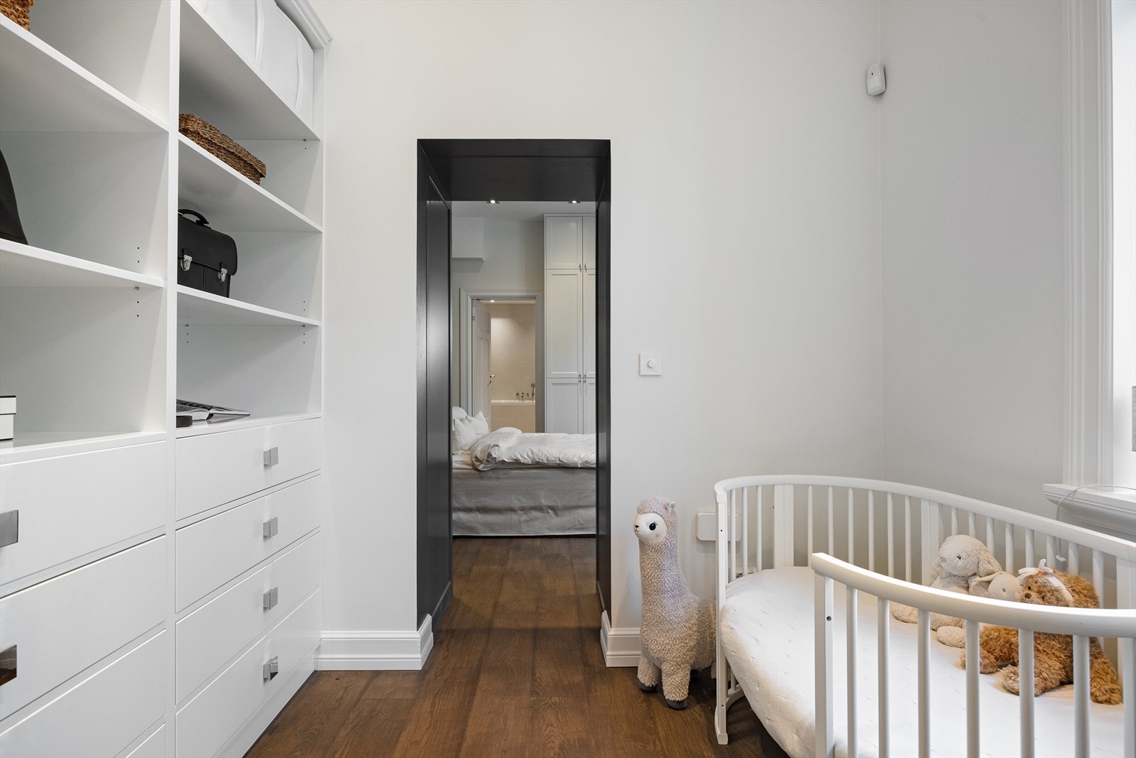 Størrelsen på rommet gir også plass til for eksempel et barnerom eller kontor. Selger har benyttet det til begge. Galleribilde