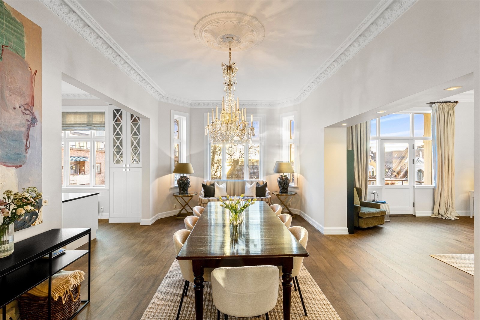 Rommet har god plass til et større spisebord og egner seg utmerket for hyggelige måltider med venner og familie. De klassiske detaljene setter en elegant ramme og bidrar til en lun og eksklusiv atmosfære. Galleribilde