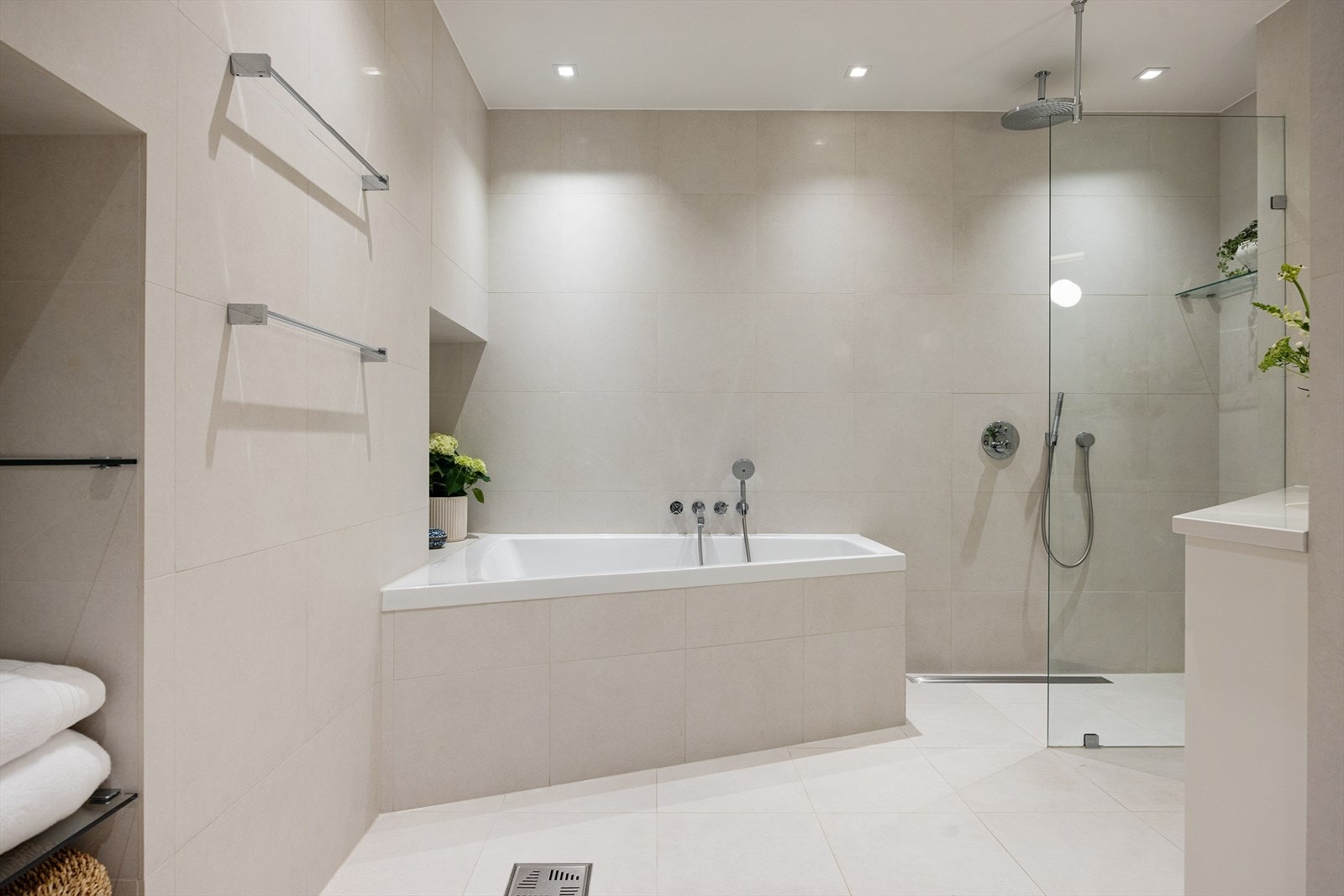 Pent baderom med alt du trenger for en komfortabel hverdag. Galleribilde