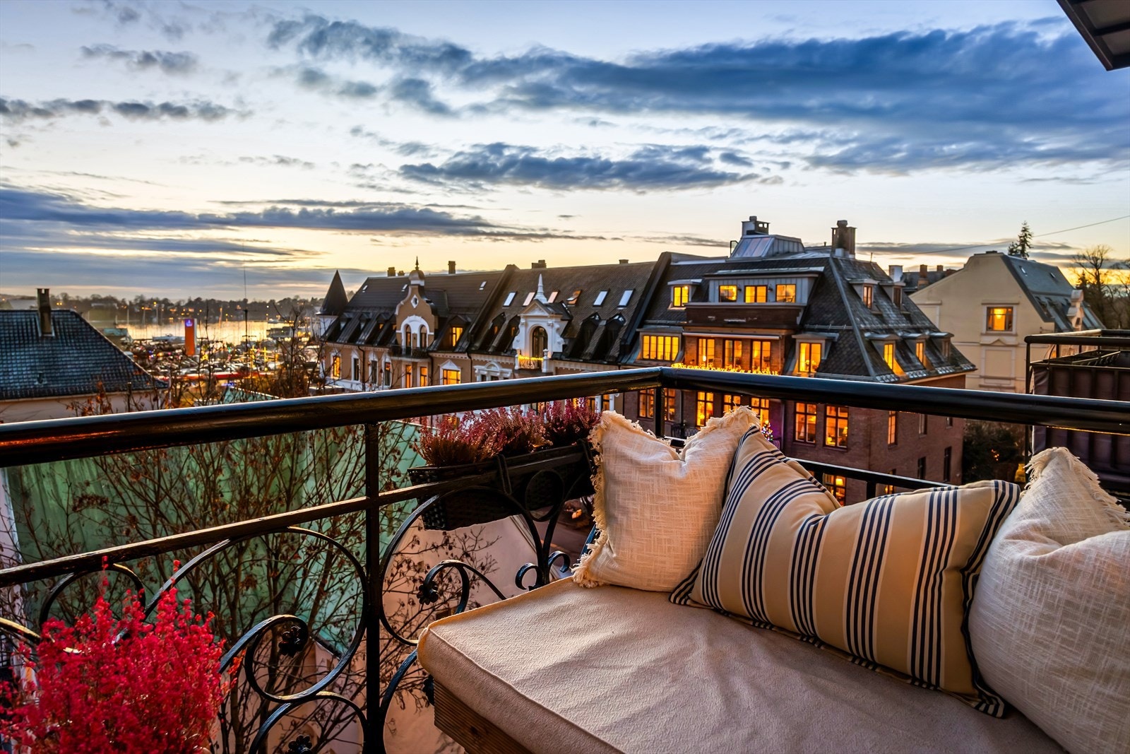 Leiligheten har flott intern beliggenhet med fantastisk sjøutsikt. Galleribilde