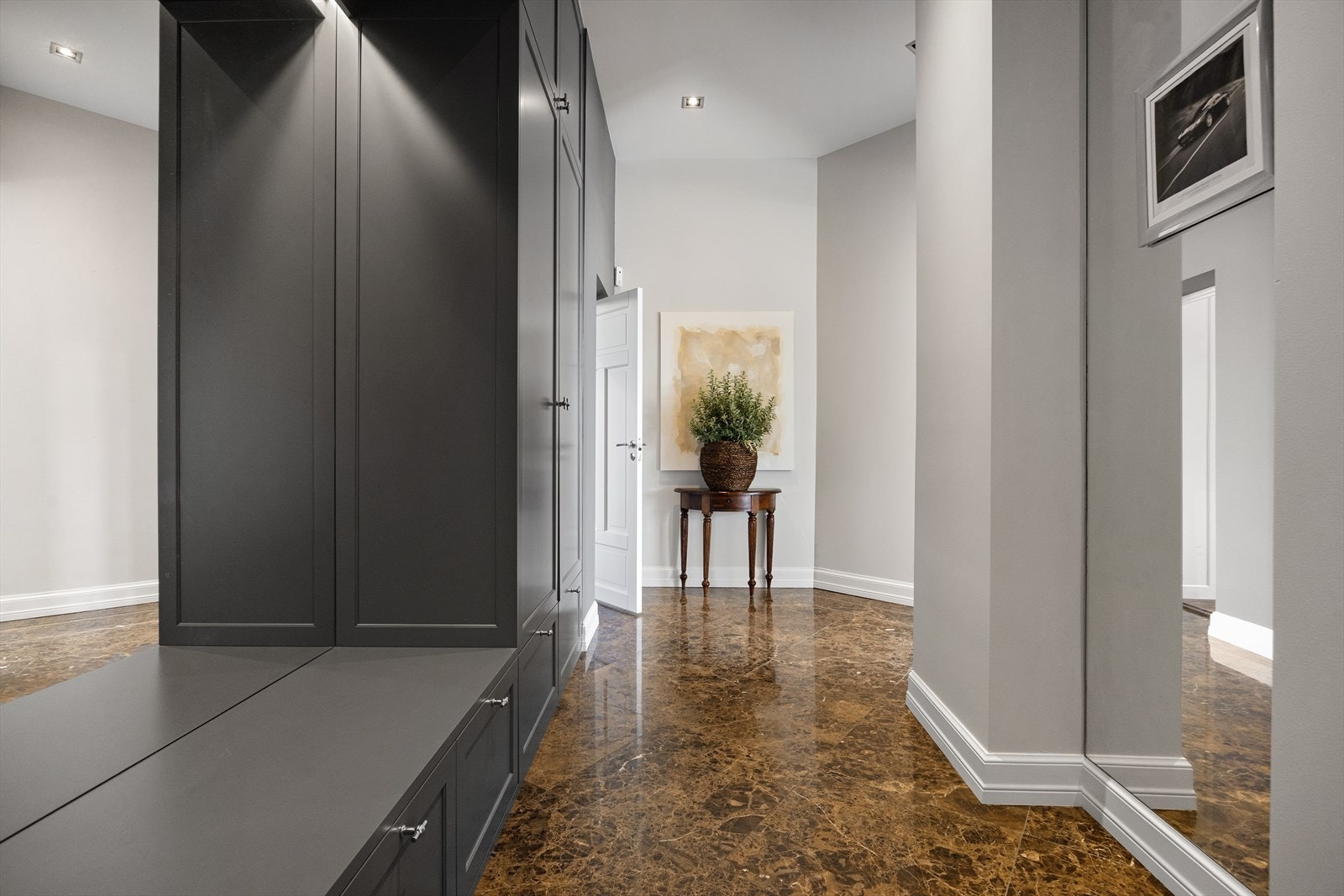 Entréen byr på masse lagringsplass i plassbygde skap fra Elen møbelstudio. Galleribilde