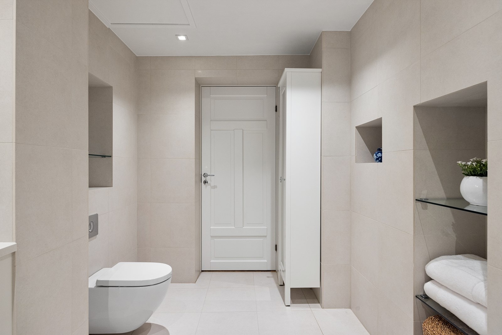 Badet er romslig og gir god plass til oppbevaring av håndklær og andre baderomsartikler. Galleribilde