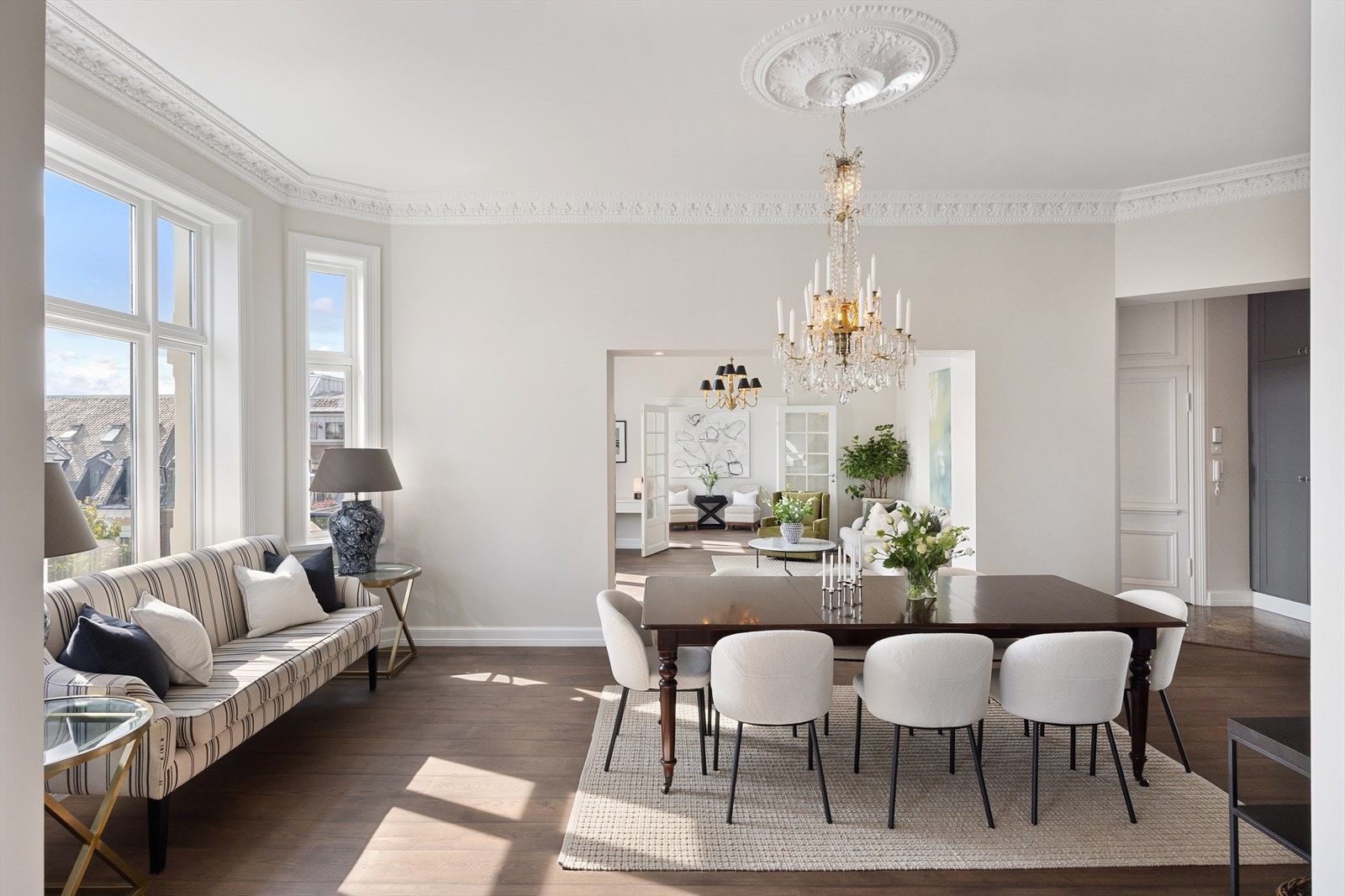 En meget pen og innholdsrik 4(5)-roms selveierleilighet med nydelige klassiske detaljer. Galleribilde