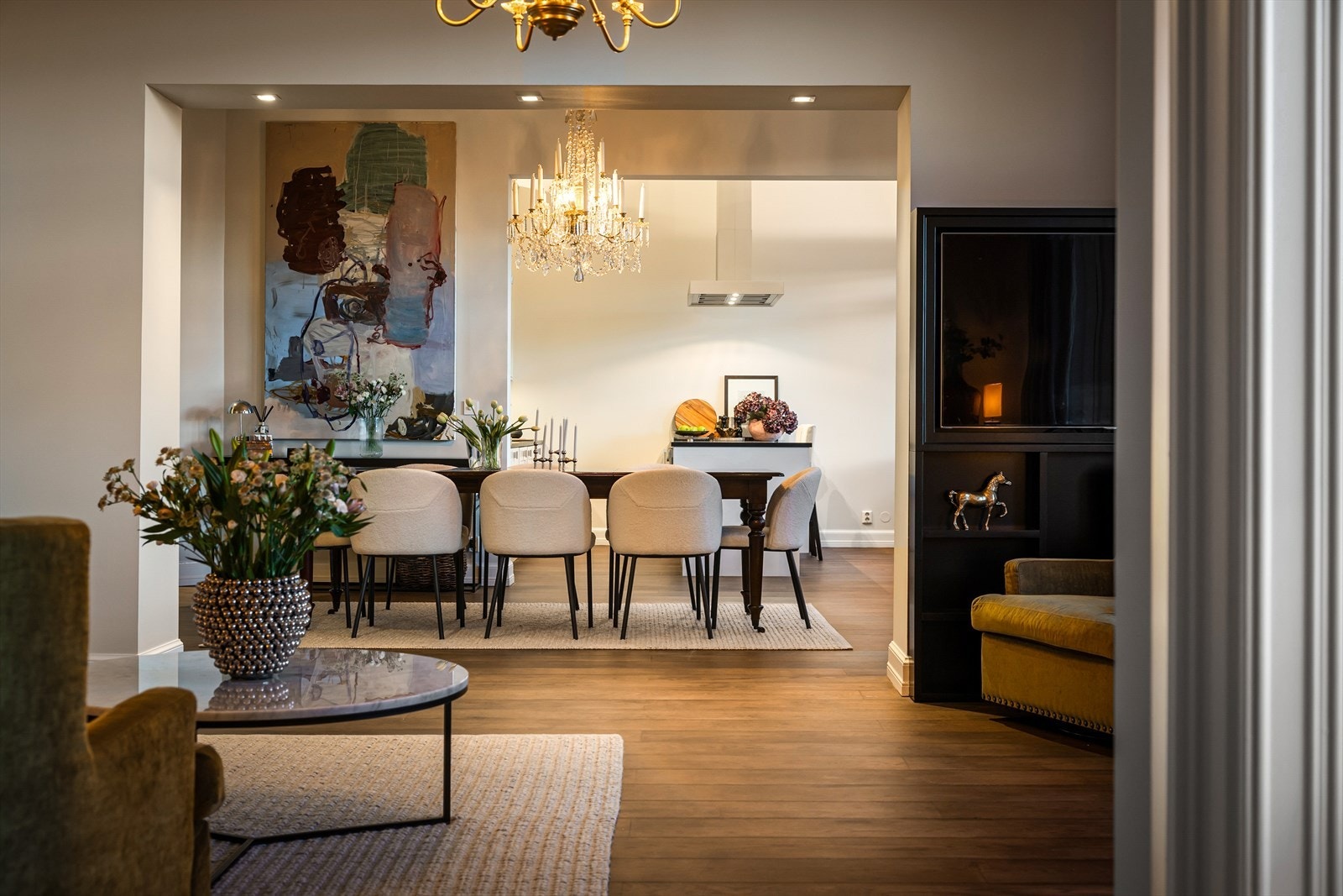 Stue, spisestue og kjøkken ligger på rad. Galleribilde