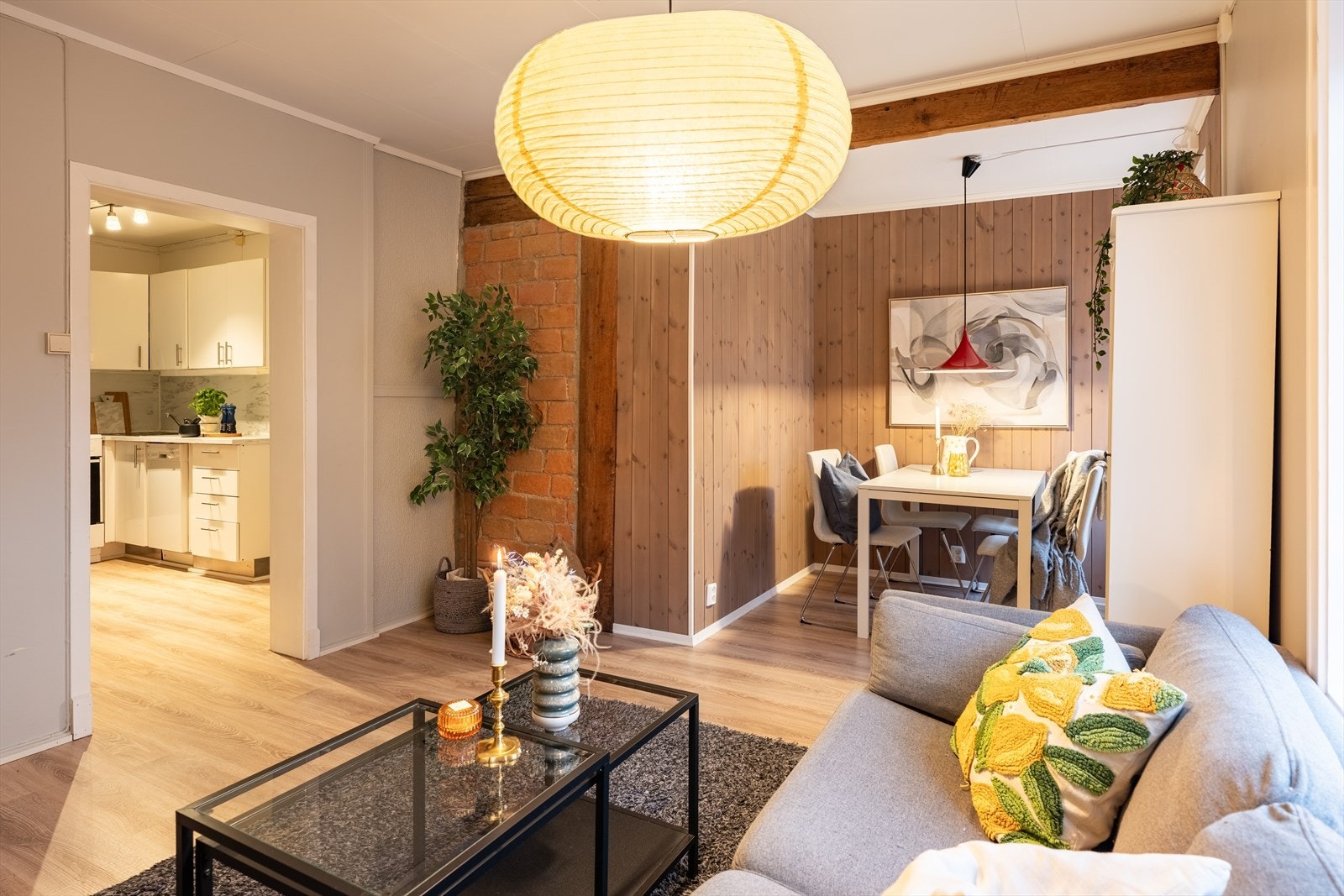 Delvis åpen løsning til kjøkkenet, som skaper en sosial atmosfære. Galleribilde