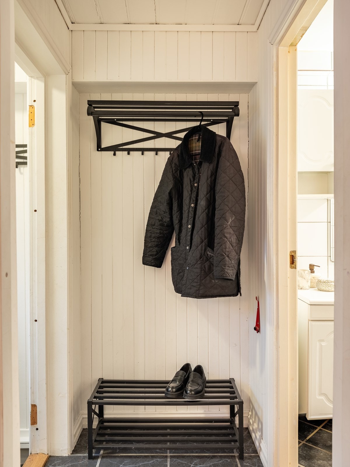 Leiligheten har kort avstand til "alt" man skulle trenge i hverdagen med gode kollektivtilbud, dagligvarebutikk og shoppingsteder. Galleribilde