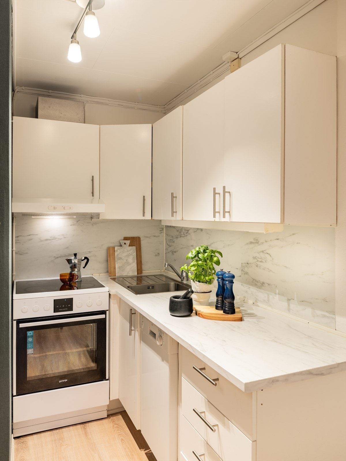 Lyst kjøkken på 7m². Galleribilde