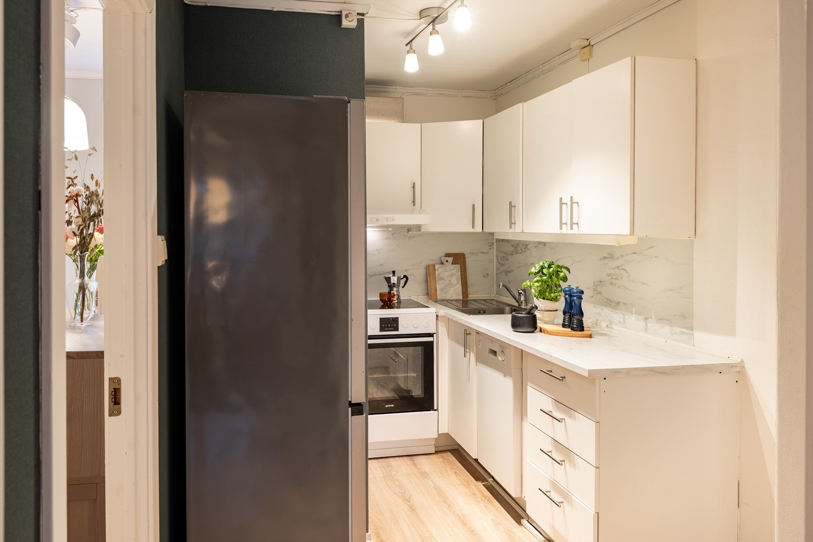 Koselig kjøkken med god belysning. Galleribilde