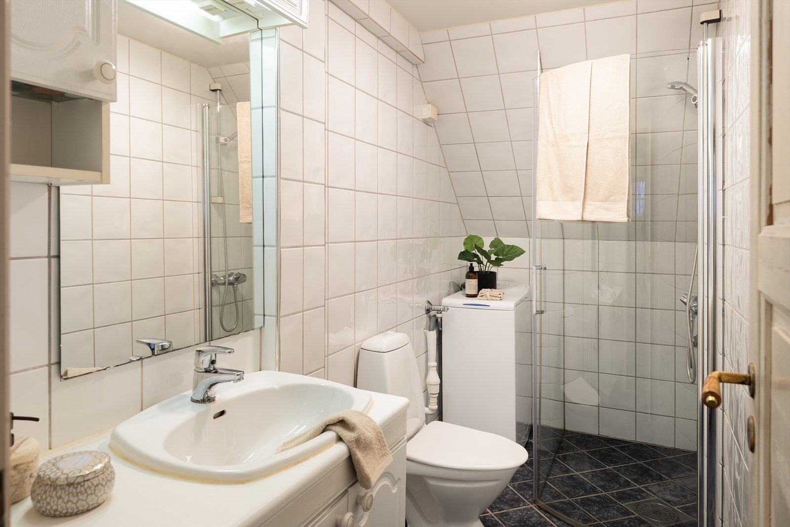 Flislagt bad med opplegg for vaskemaskin. Galleribilde