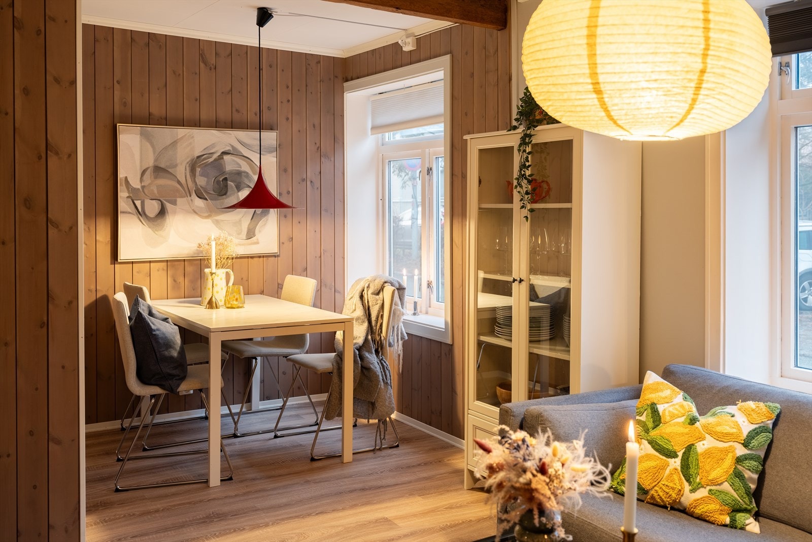 Store vindusflater som gir godt med naturlig lysinnslipp. Galleribilde