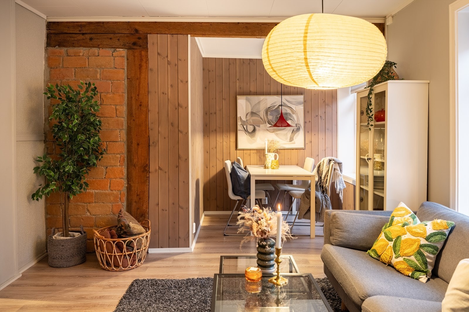 Romslig stue med plass til sofagruppe og spiseområde på 16m². Galleribilde