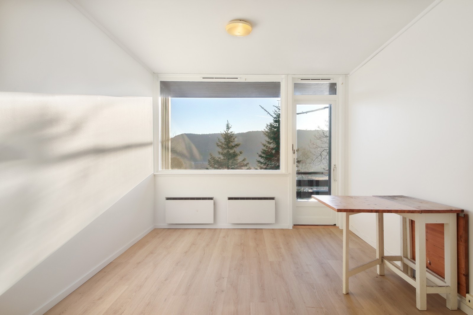 Det er utgang til balkong fra stuen. Galleribilde