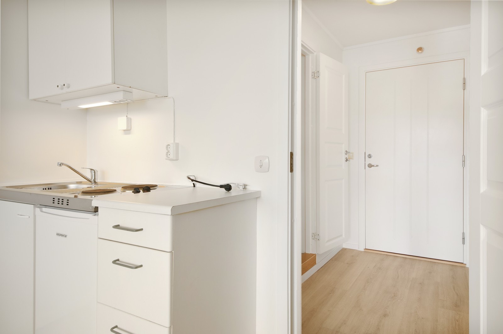 Kjøkkenet er utstyrt med kokeplater samt kjøskap. Galleribilde