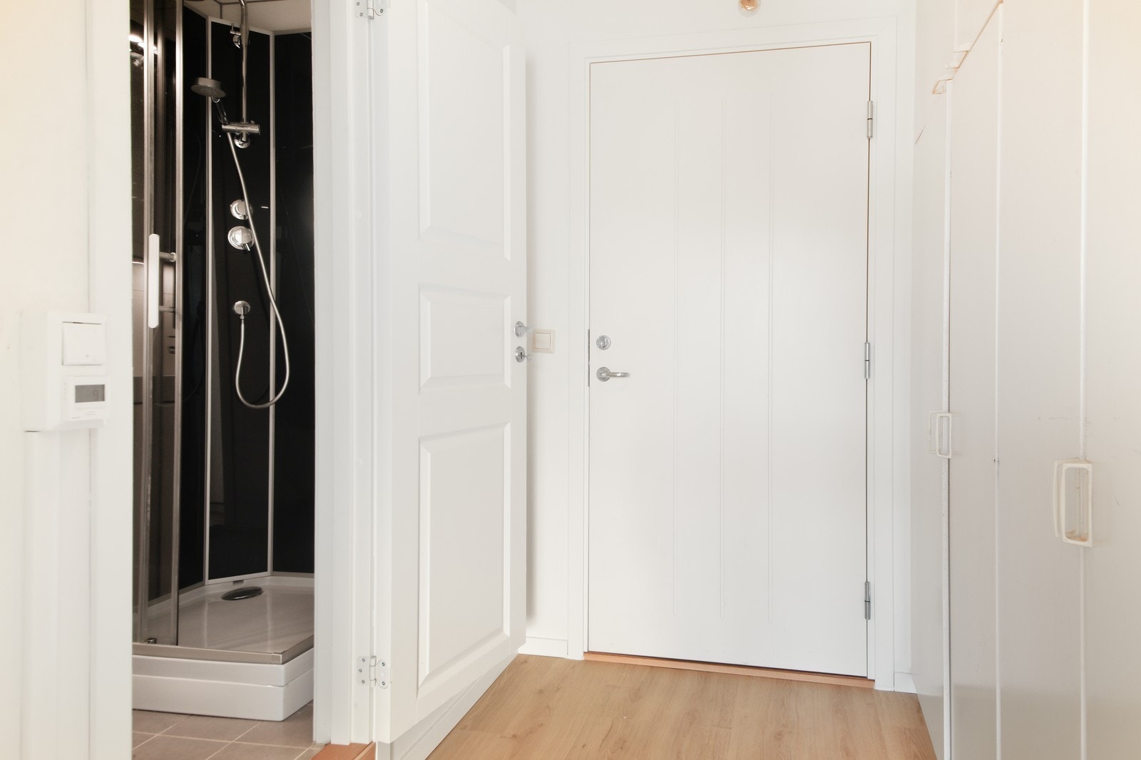 Entrê med garderobe. Galleribilde