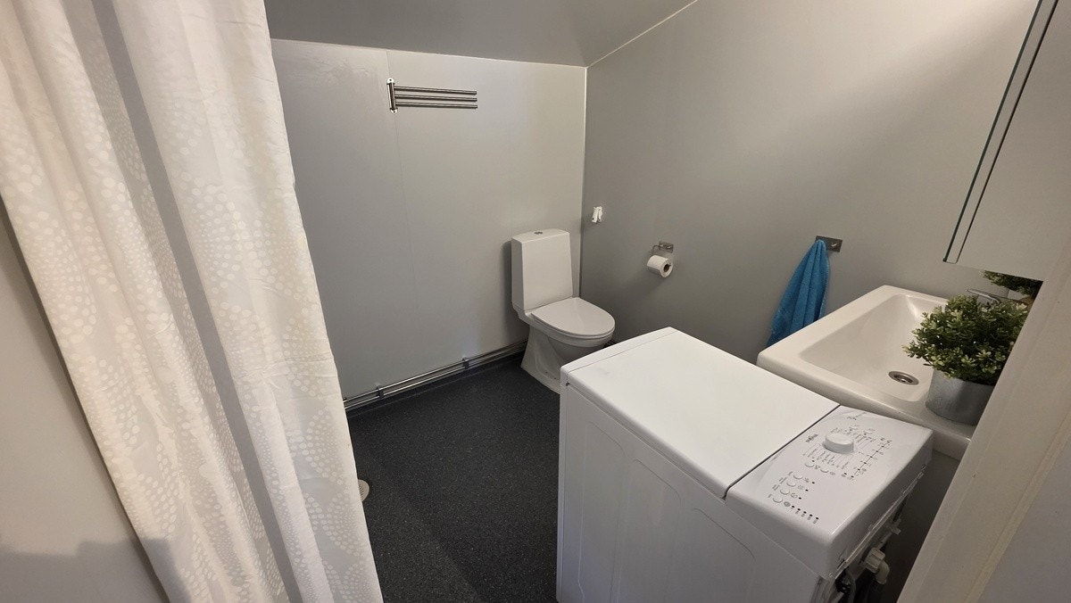 Bad med do, dusj og vaskemaskin Galleribilde