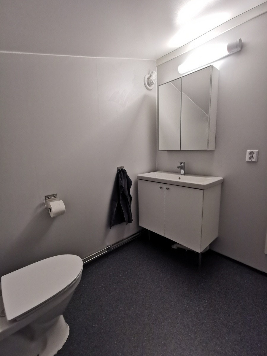 Bad med do, dusj og vaskemaskin Galleribilde