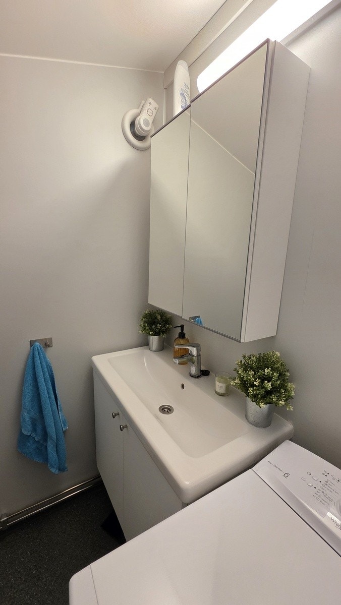 Bad med do, dusj og vaskemaskin Galleribilde