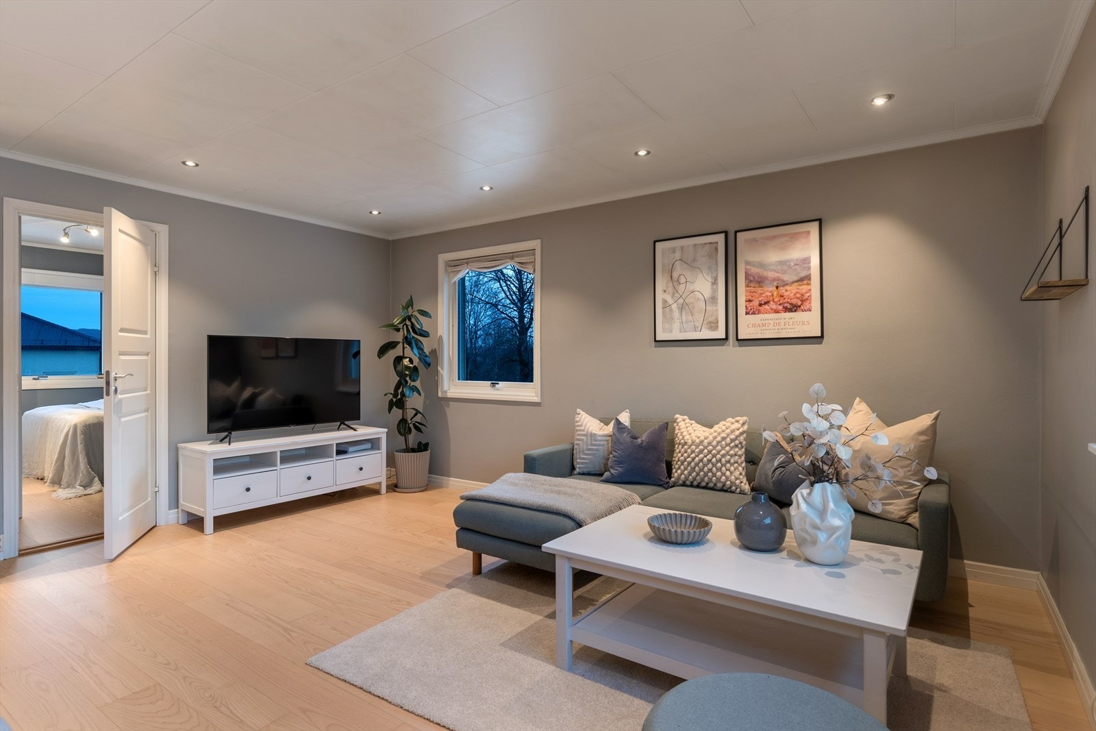 Plasseringen i bygget gir et ekstra vindu på stuen, og bidrar til god romfølelse. Galleribilde