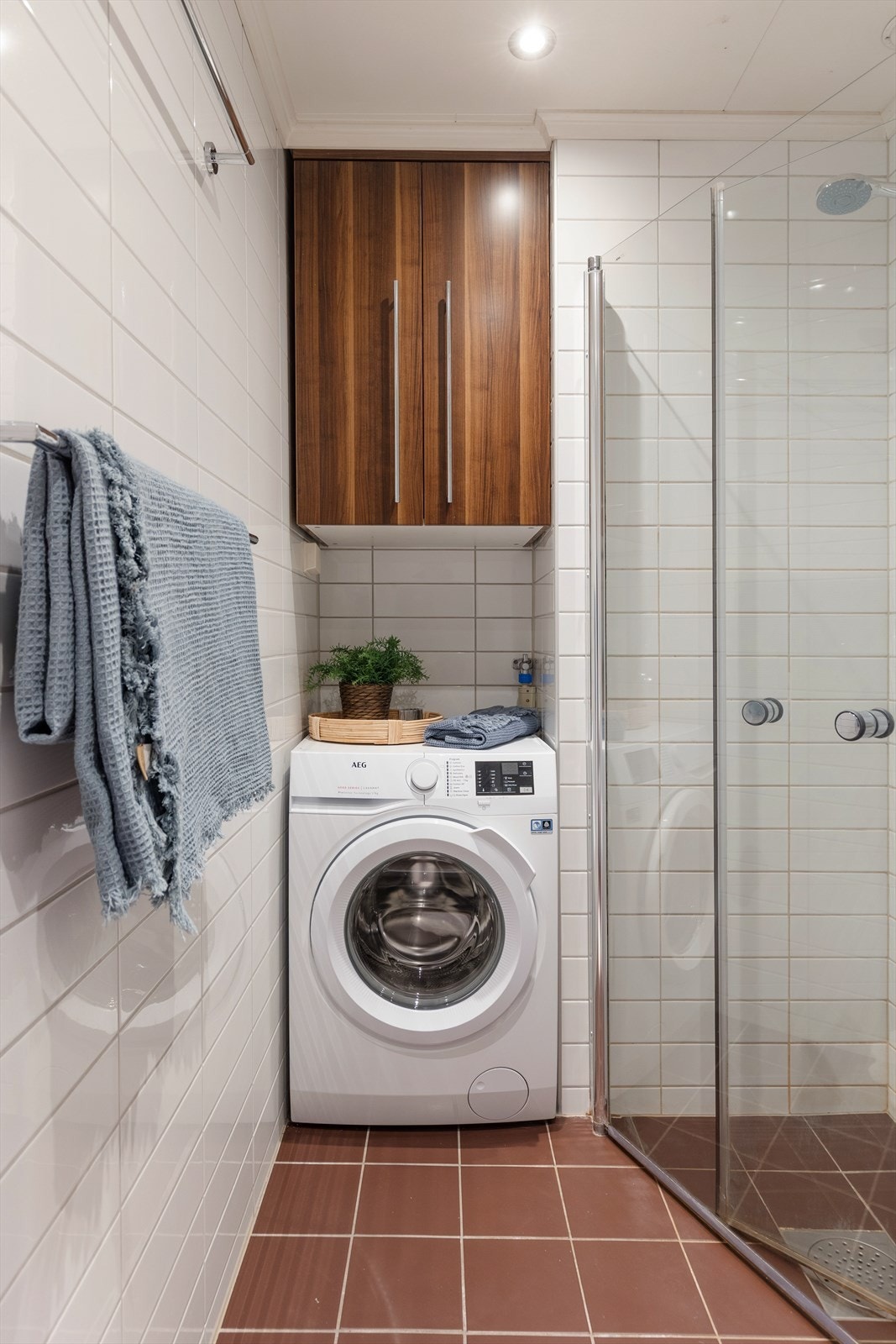 Ved hulltaking er det ikke registert noe fukt og tilliggende konstruksjoner våtrom er vurdert til TG1 av takstmann. Galleribilde