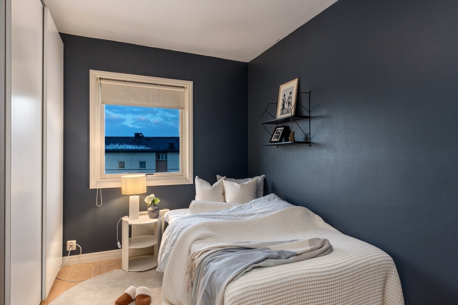 Her og er det plass til dobbeltseng og garderobeløsning. Rommet kan også egne seg godt som gjesterom, barnerom eller hjemmekontor. Galleribilde