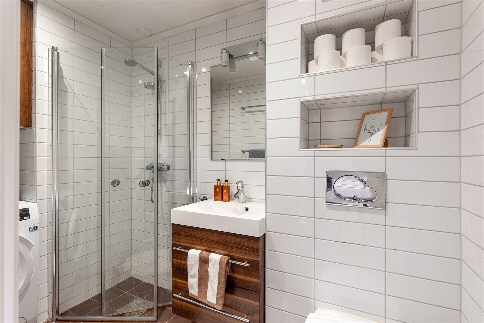 Bad og wc er slått sammen og pusset opp i 2009 med fliser på gulv og vegger, mekanisk avtrekk, Galleribilde