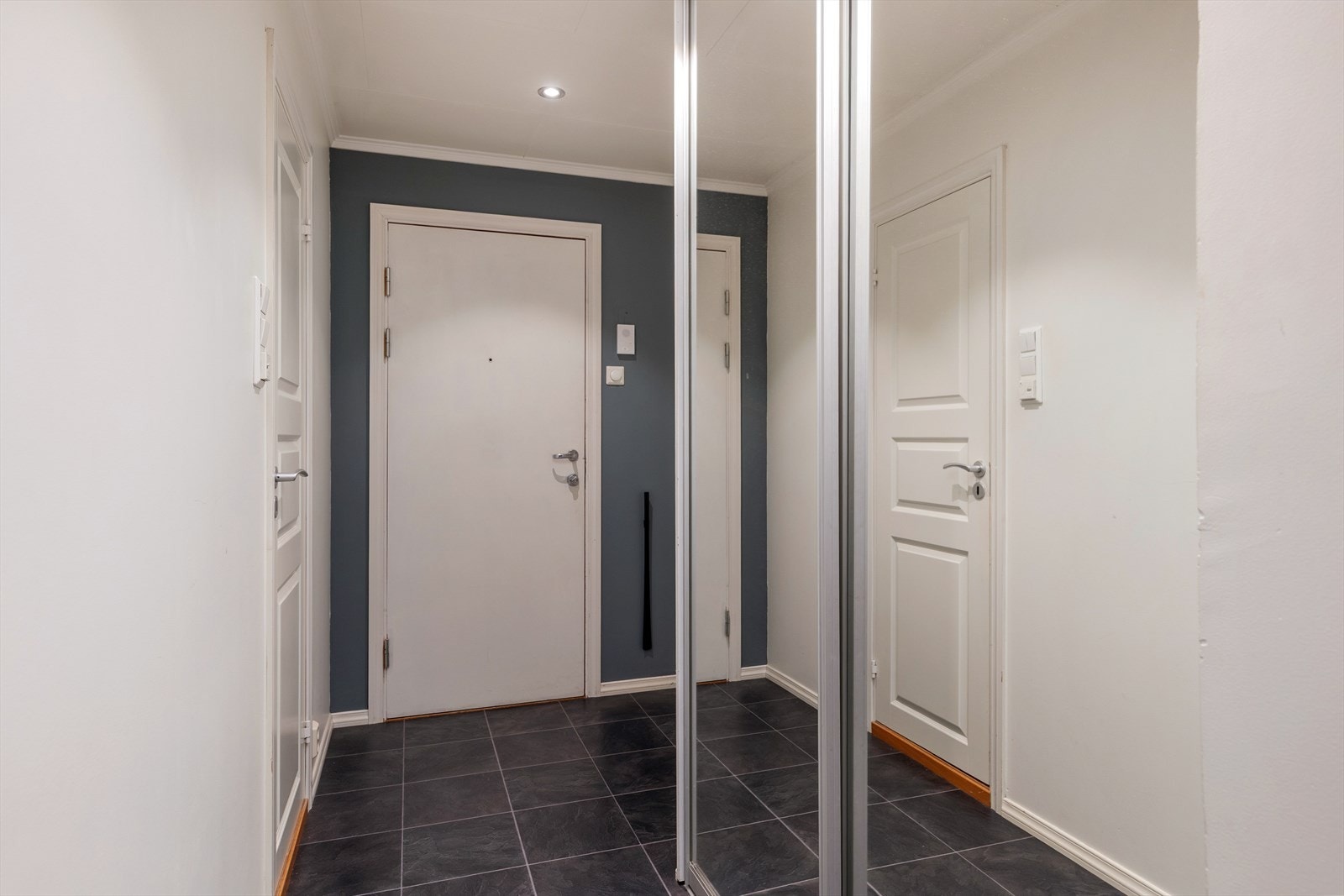 Inngangspartiet måler 5 m², med stor garderobeløsning som medfølger handelen. Galleribilde