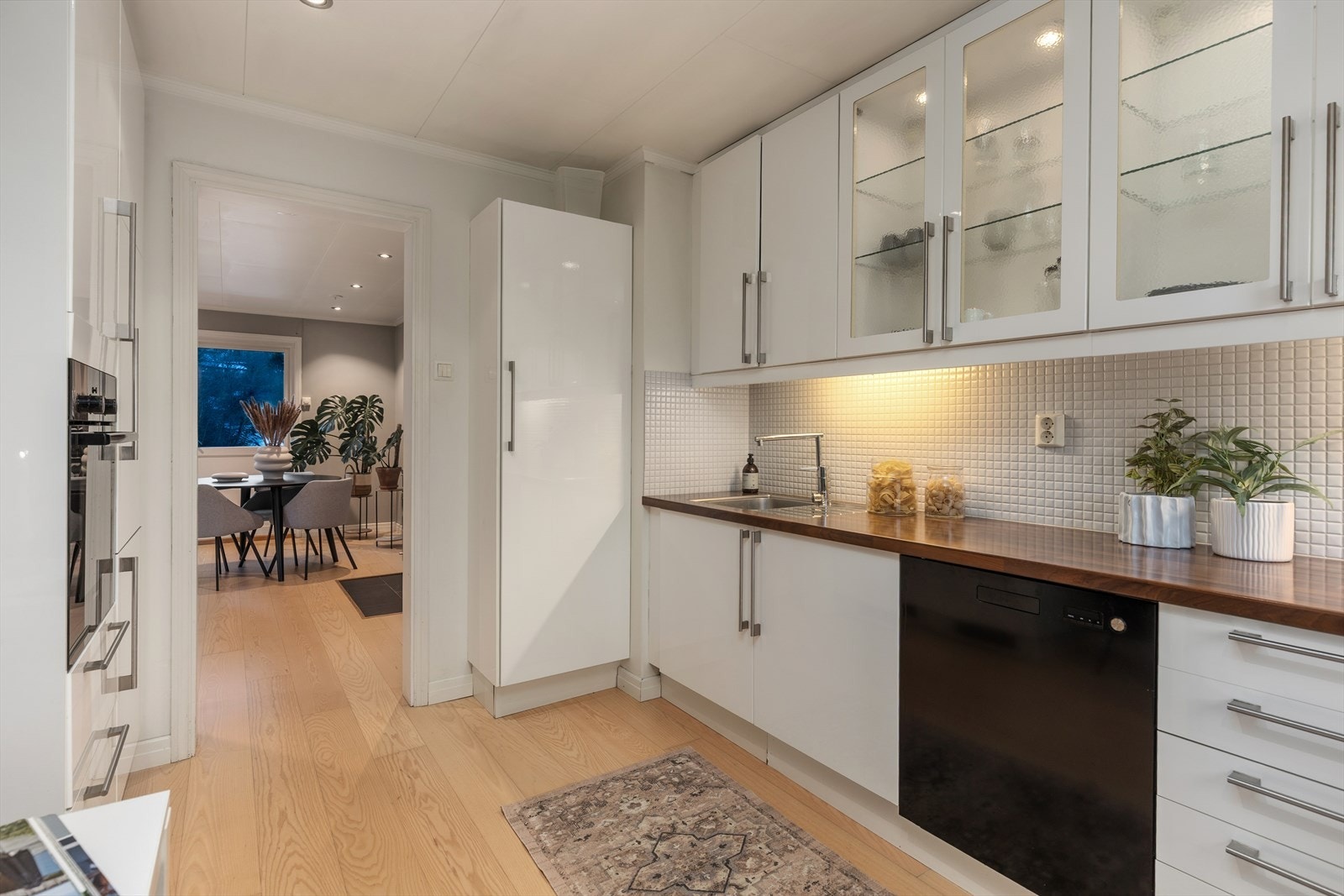 Det er integrerte hvitevarer med koketopp, stekeovn, oppvaskmaskin og kjøleskap med frysedel. Galleribilde