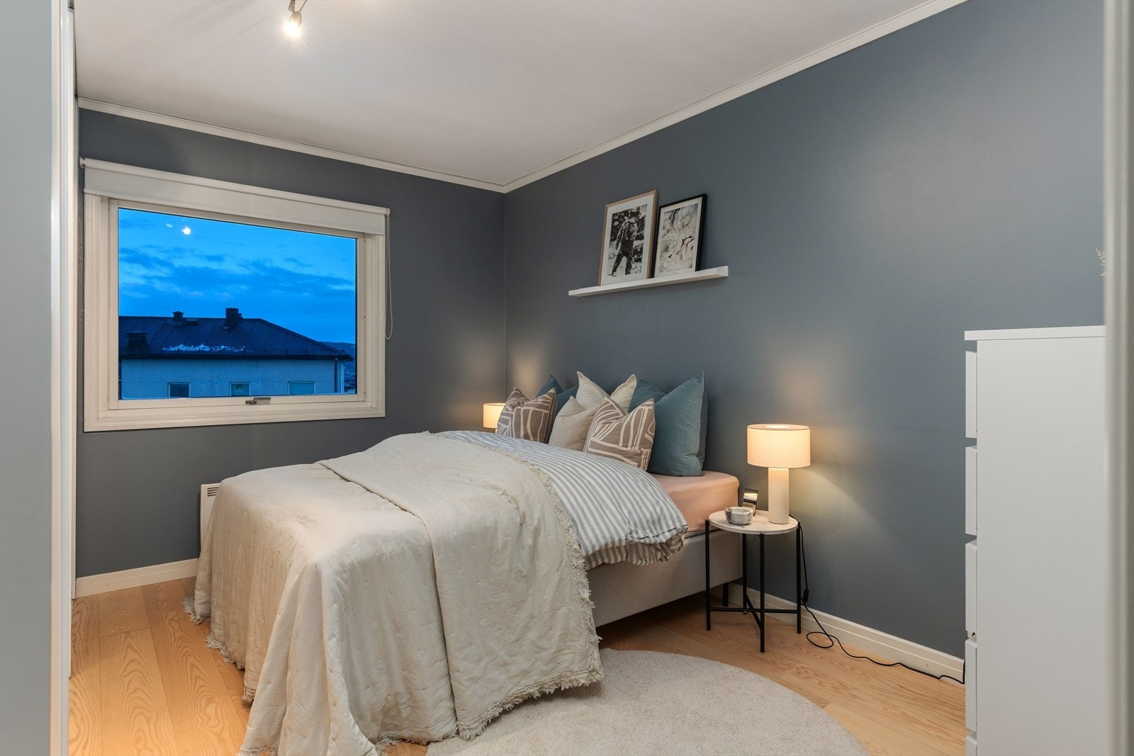 Det første soverommet har et areal på 12 m², med god plass til dobbeltseng og stor garderobeløsning. Galleribilde