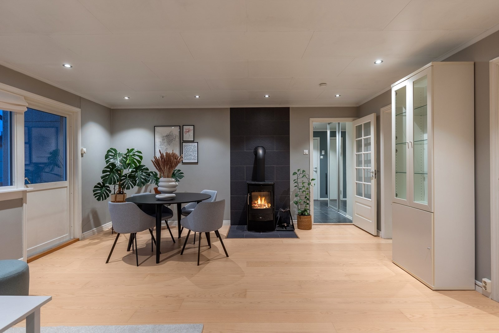 Velkommen til Stabells veg 7A - en pen 3-roms toppleilighet med fin standard, solrik balkong og endebeliggenhet. Galleribilde