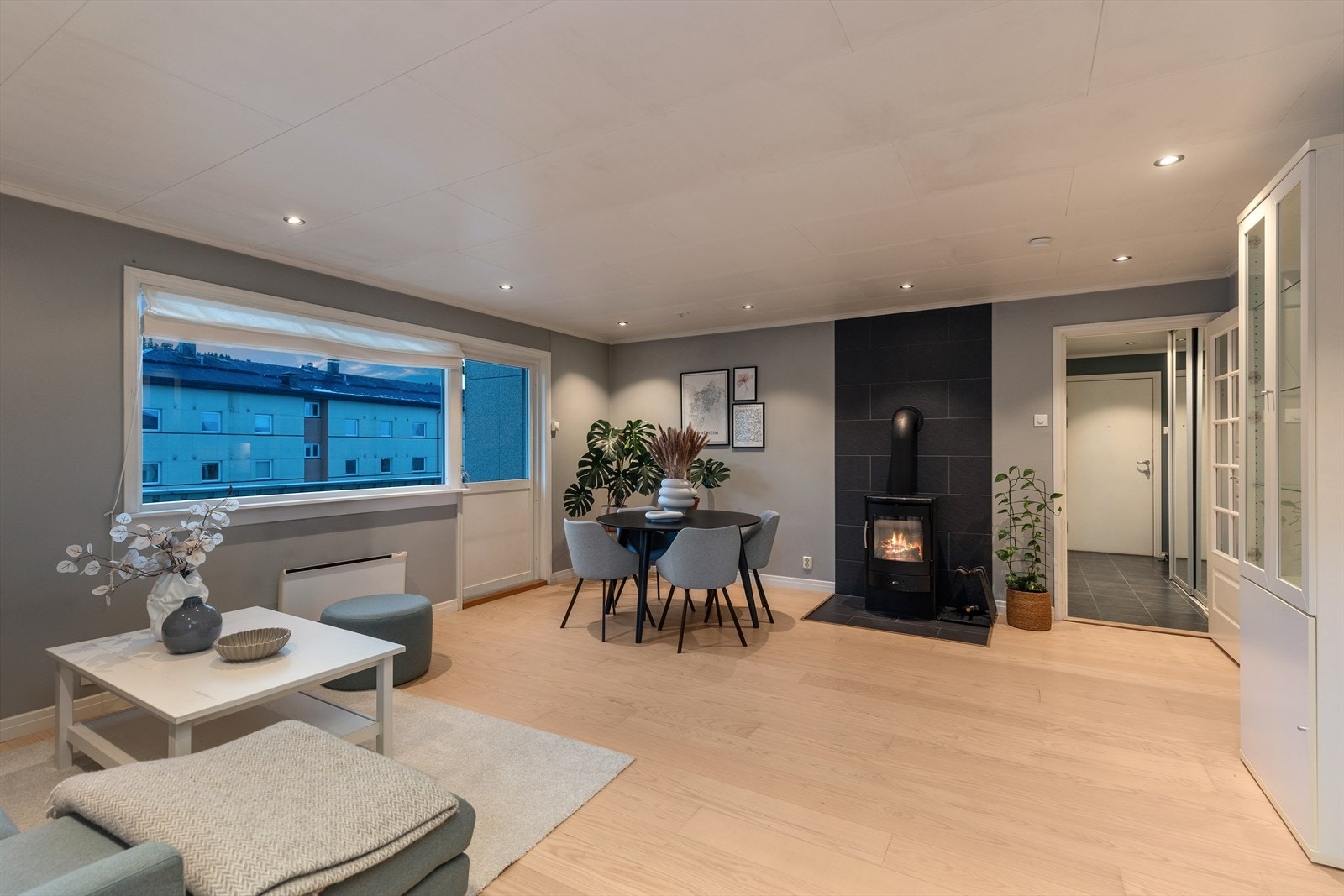 Leiligheten har et areal på hele 74 m² BRA-i, med to store soverom, en romslig stue, pent flislagt bad og et moderne kjøkken. Galleribilde