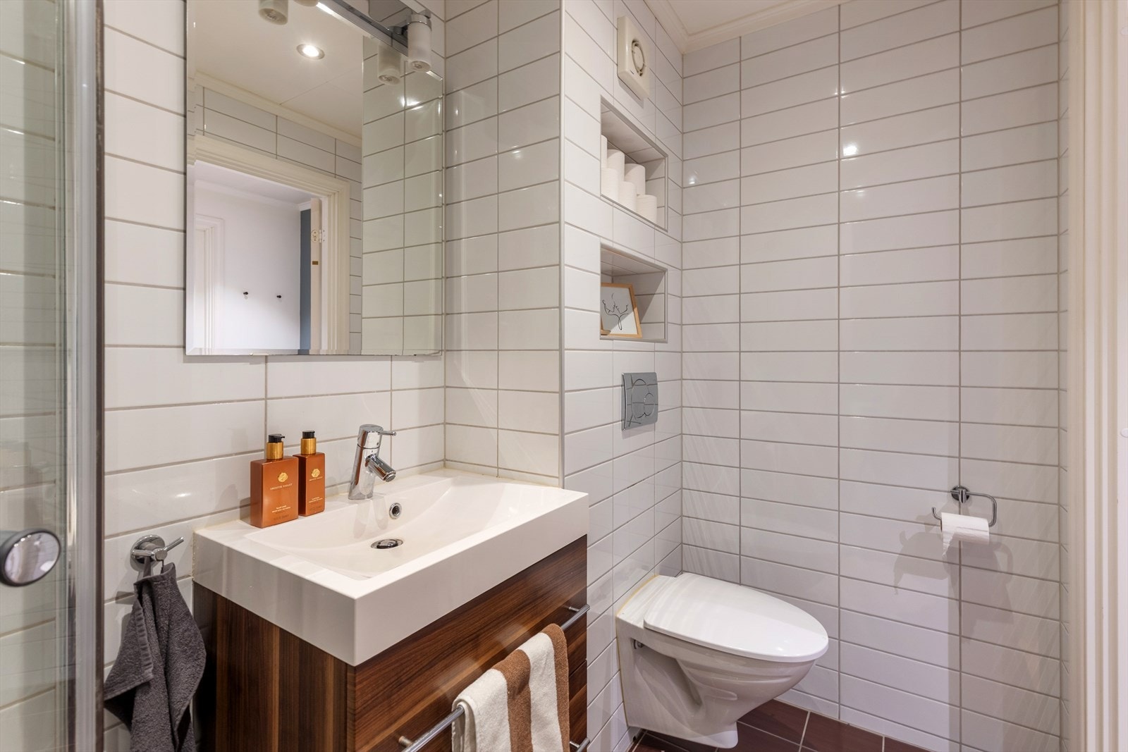 Innredningen består av servant med blandebatteri, dusjhjørne, opplegg for vaskemaskin og wc med innbyggingssisterne. Galleribilde