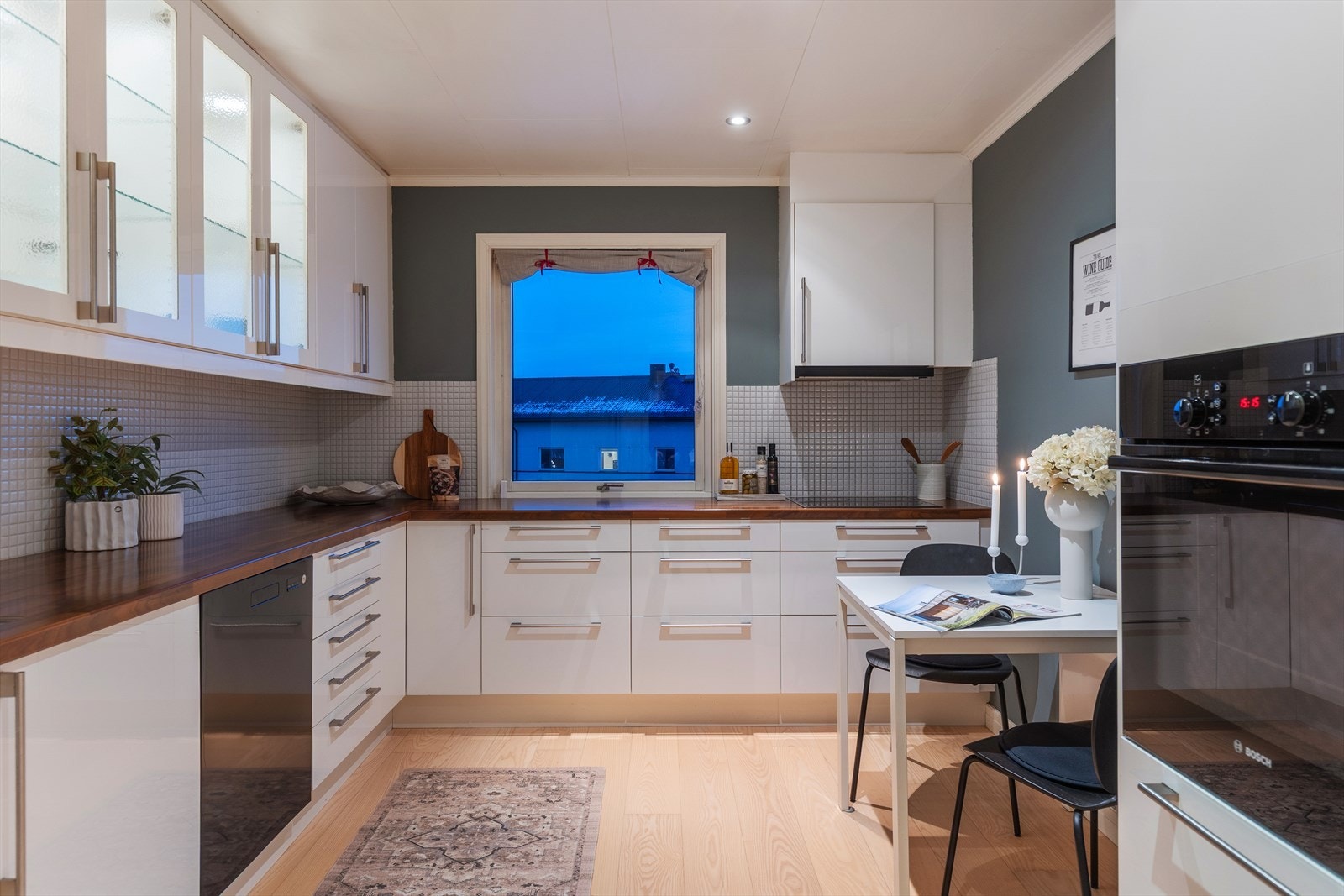 Kjøkkenet, som strekker seg over 11 m², byr på moderne innredning og rikelig med skap- og benkeplass. Galleribilde