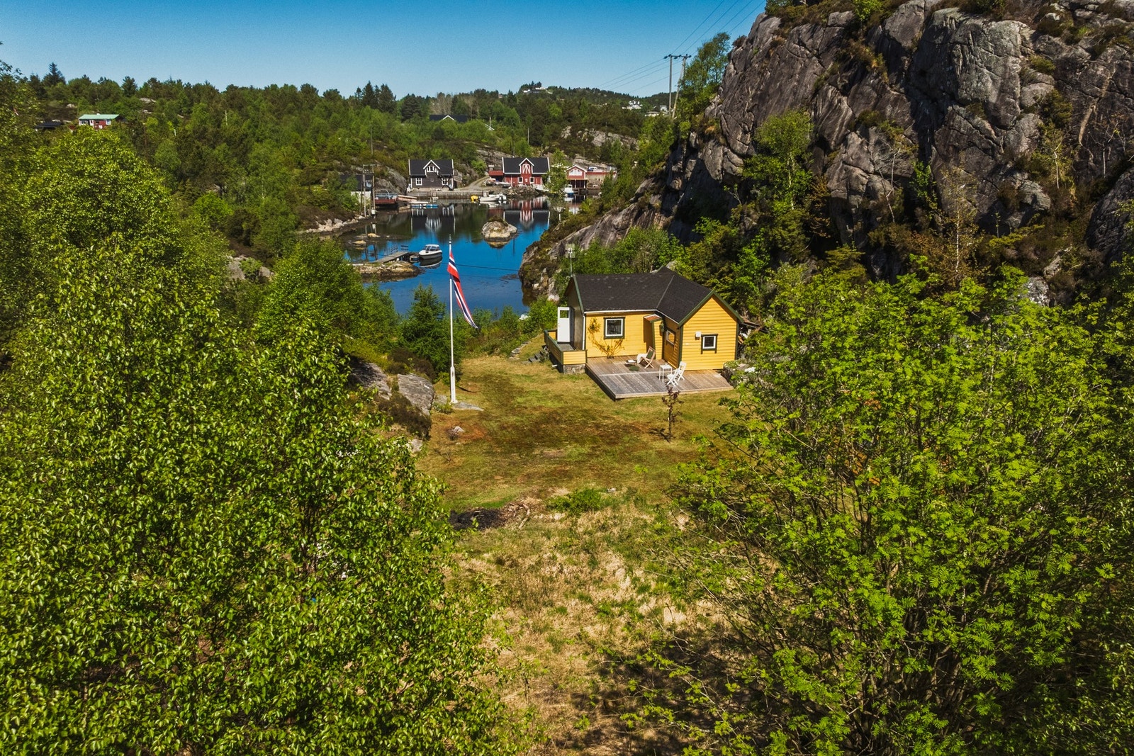Adkomst til hytten enten via sti fra Joker på Hanøy eller via båt Galleribilde