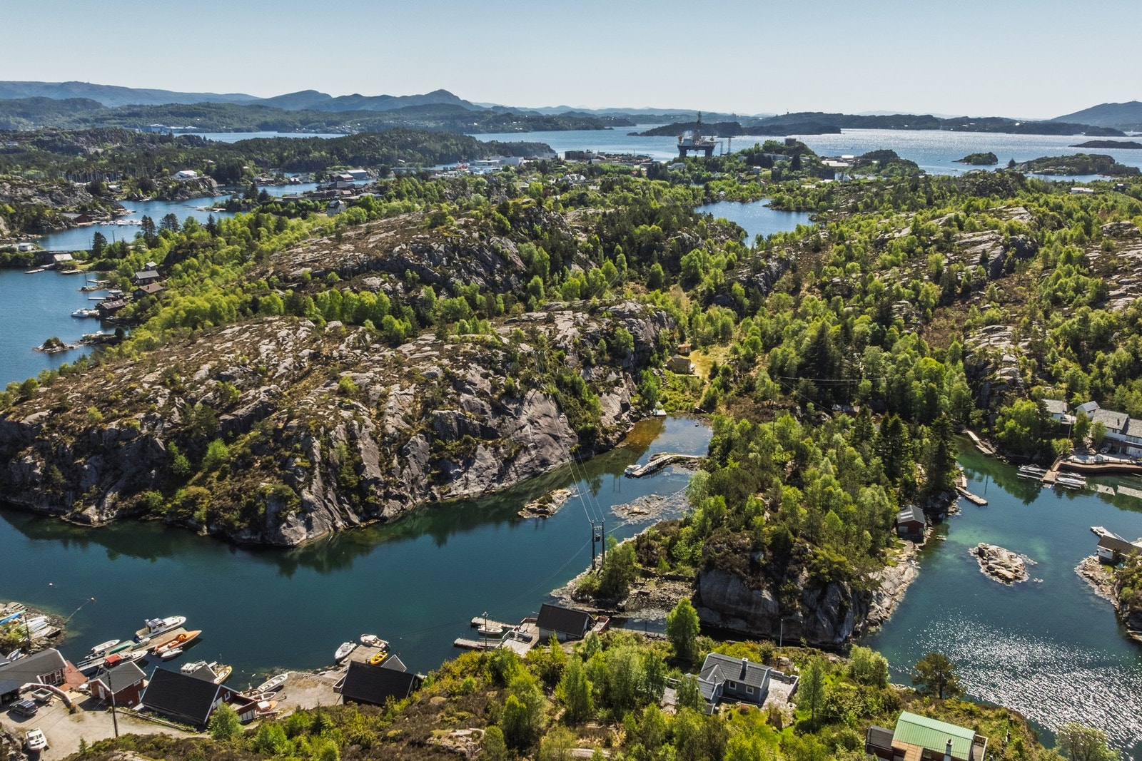 Fra hytten er det kort vei ut til idyllisk skjærgård, perfekt for båt, kajakk, bading og fiske Galleribilde