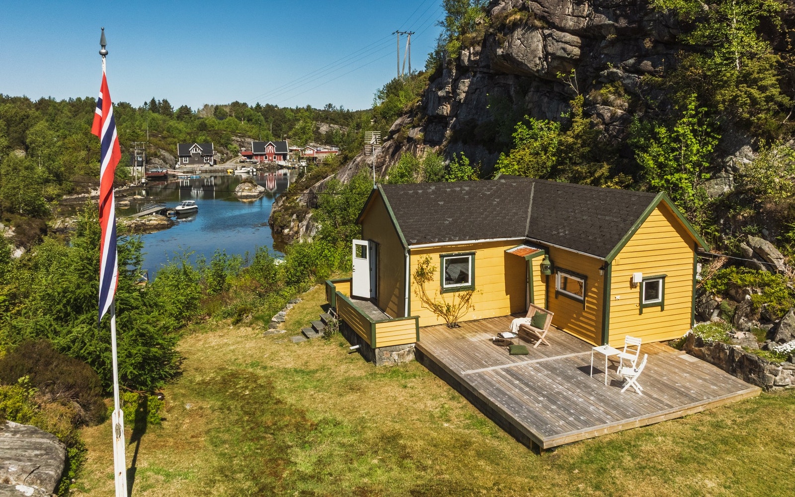 Hytten ligger helt fantastisk til i ly for vær og vind Galleribilde