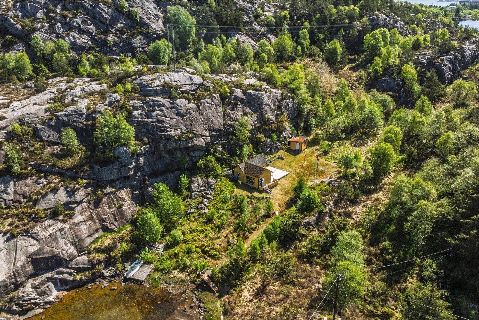 Er du på utkikk etter en hytte med sjøen så må denne eiendommen oppleves Galleribilde