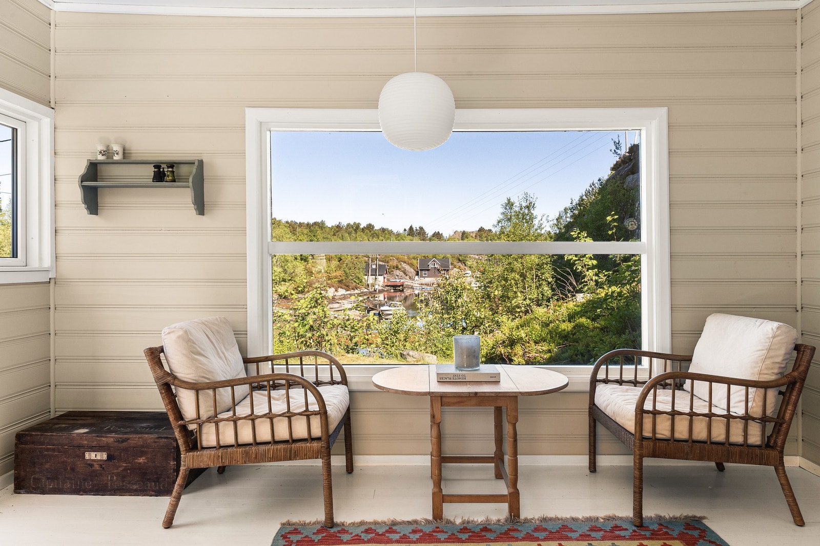 Stor vindusflater i stuen med utsikt mot sjøen Galleribilde