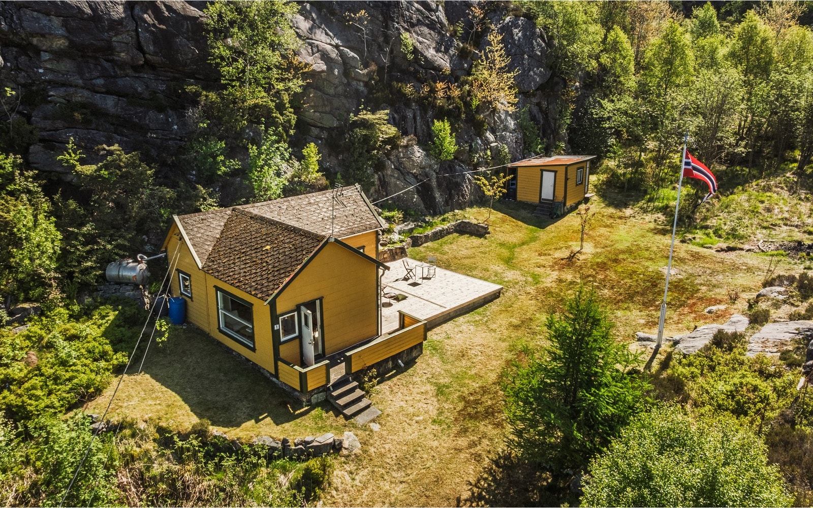 Stor plass for at barna kan leke i hagen Galleribilde