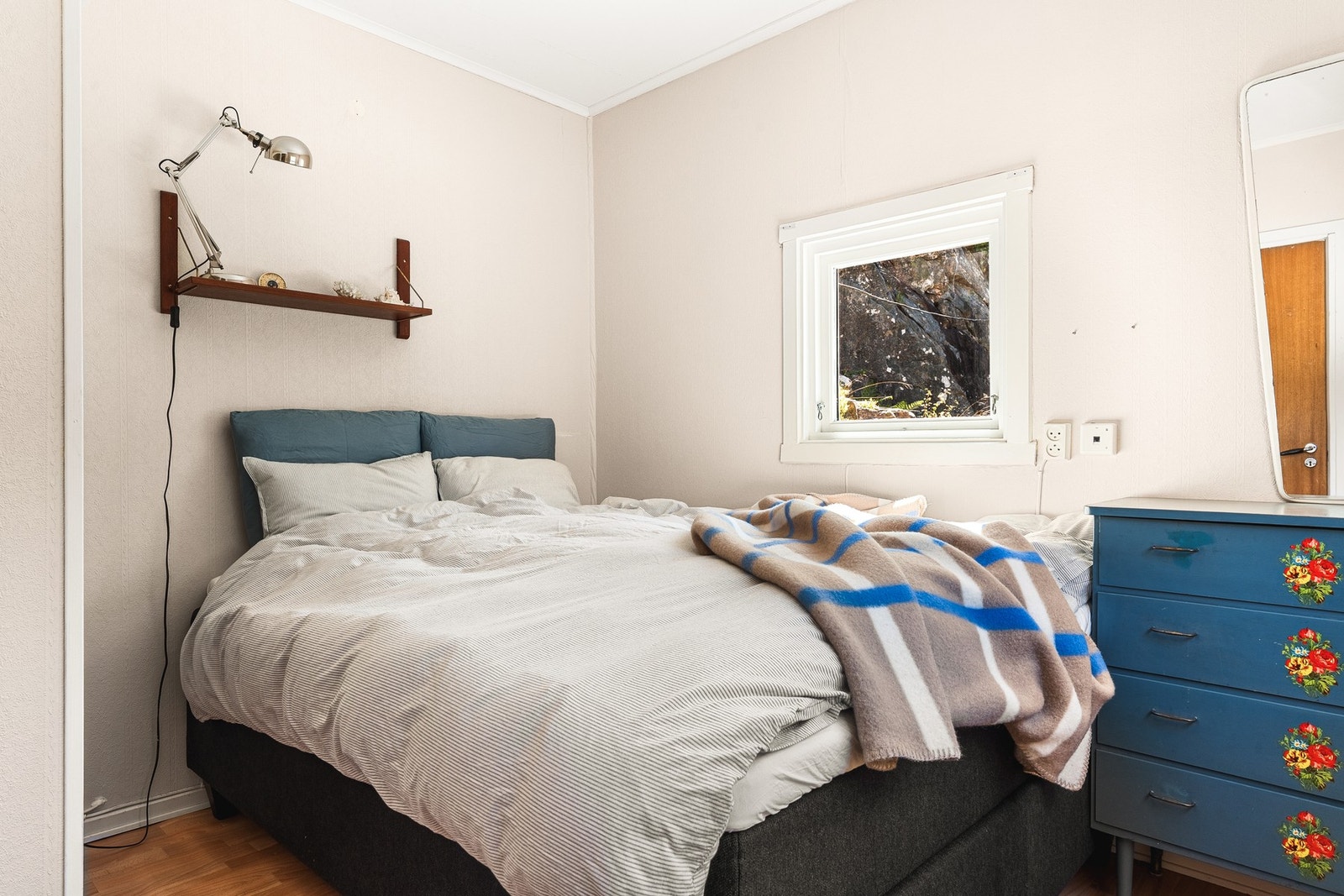 Soverom med god plass til stor seng Galleribilde