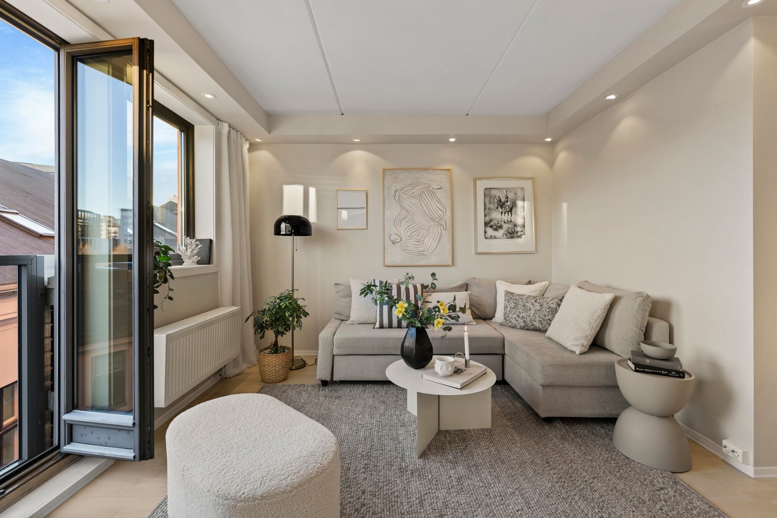 Leiligheten fra 2007 går over to plan og er både lys og attraktiv Galleribilde