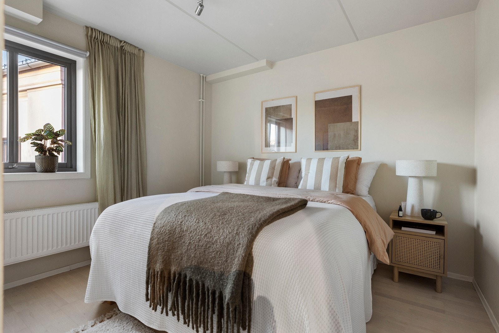 Lyst og luftig soverom av god størrelse Galleribilde