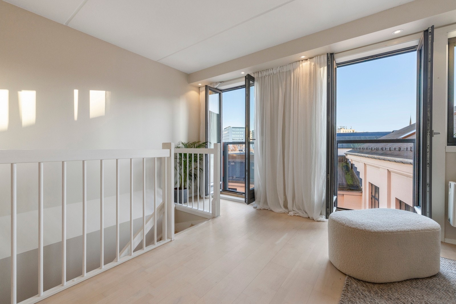 Gulvet ble sist slipt og lakkert i 2019 Galleribilde