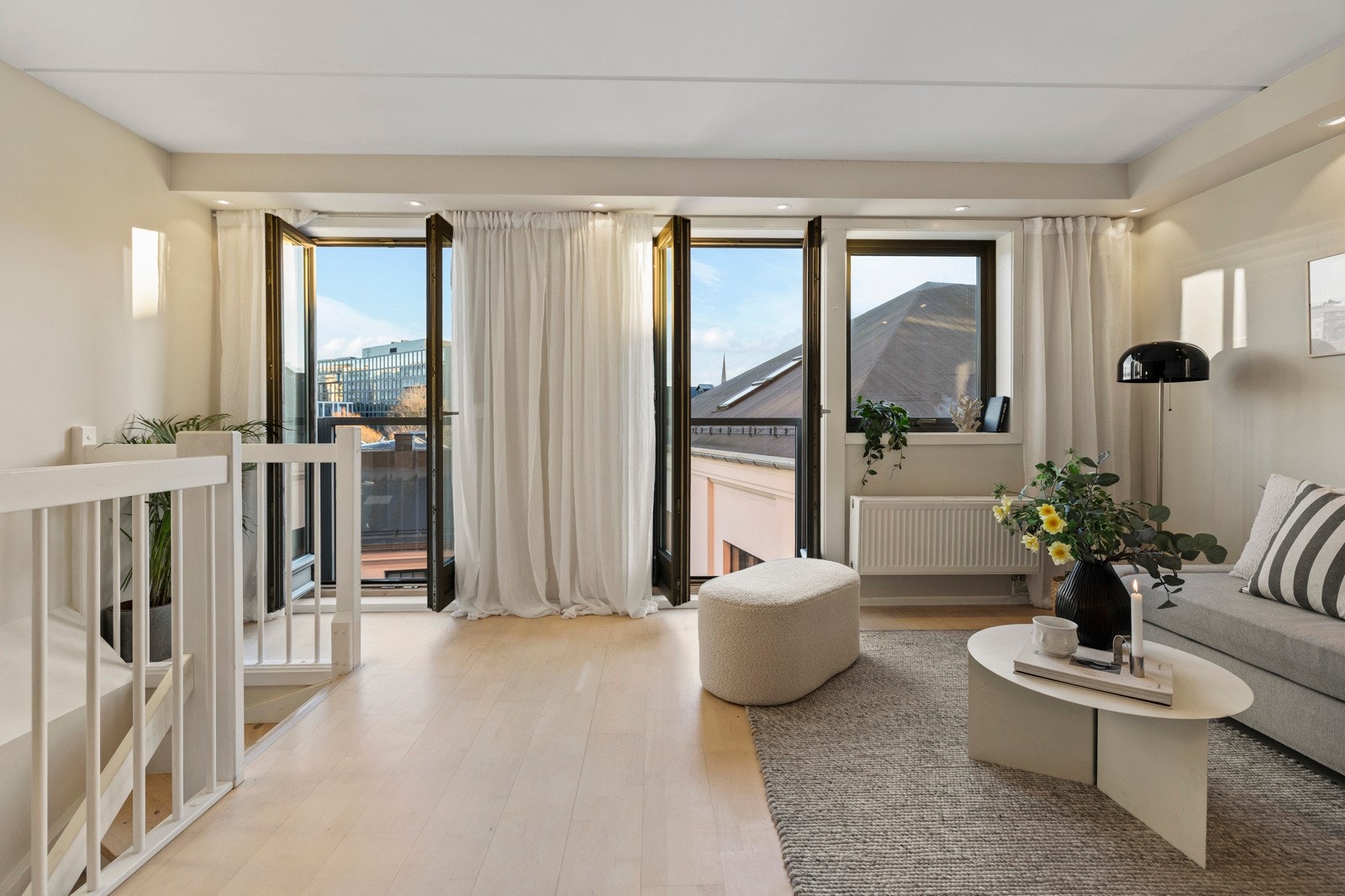 To franske balkonger med vidt utsyn over byen og ingen innsyn Galleribilde