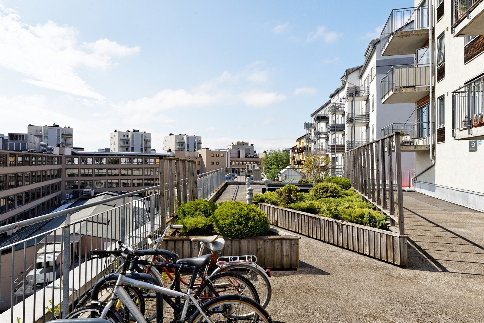 Det er både innendørs og utendørs sykkelparkering i sameiet, med enkel adkomst Galleribilde