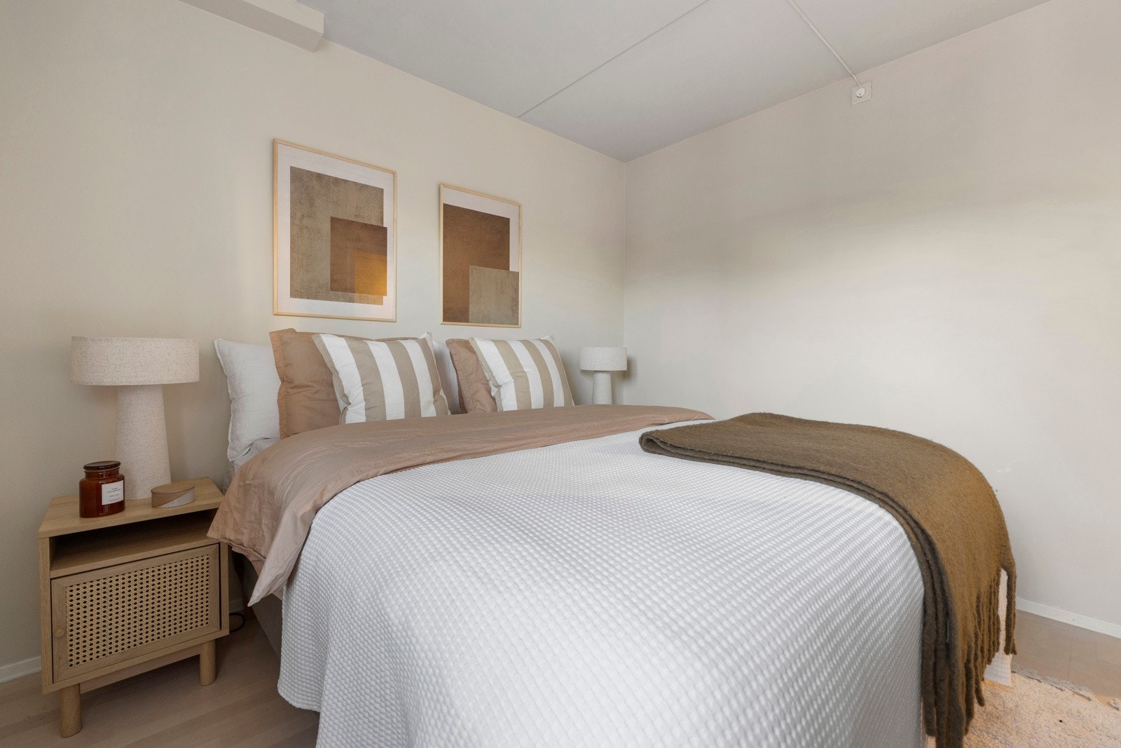 Soverommet har plass til dobbeltseng samt garderobeskap Galleribilde