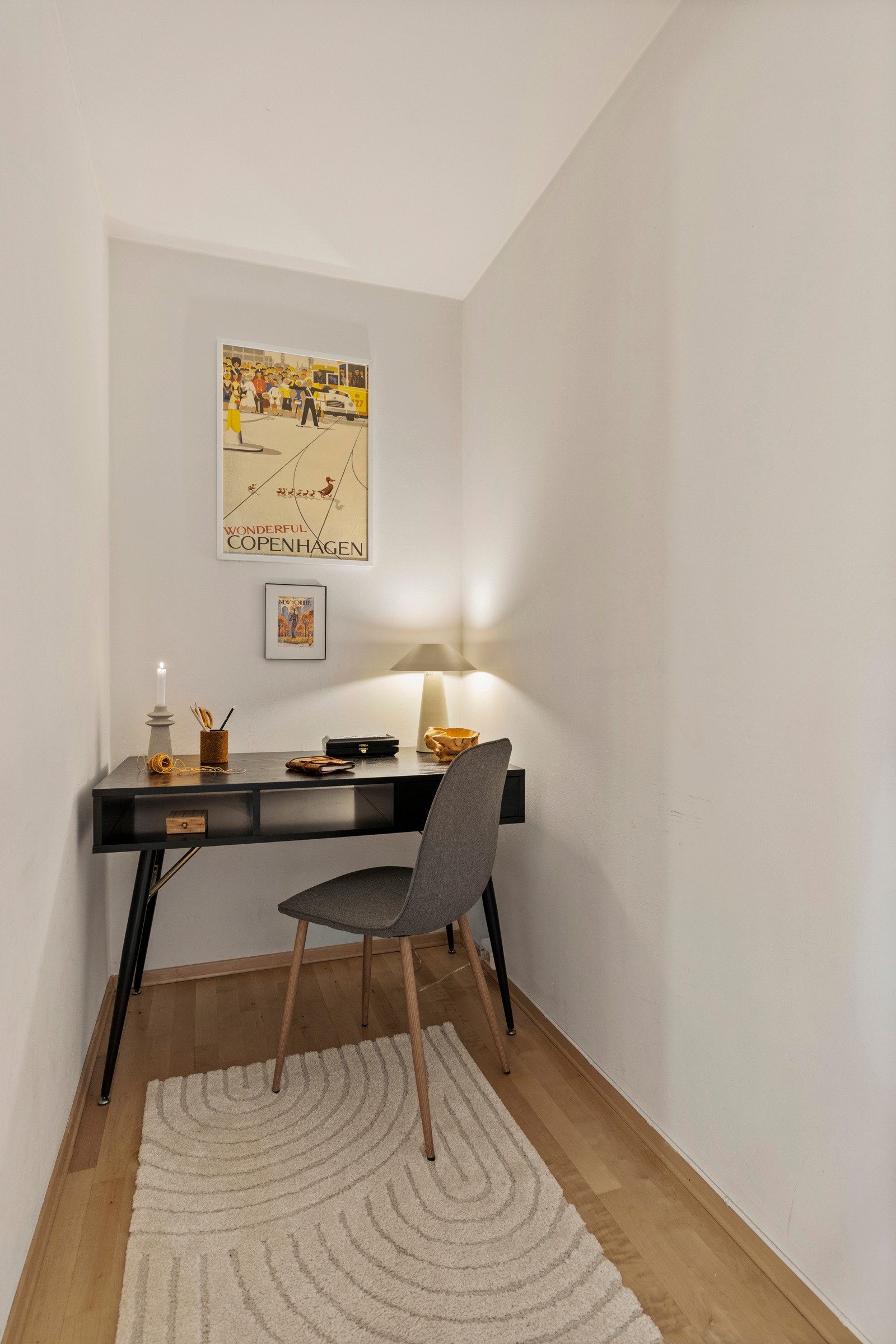 Praktisk hjemmekontor. Det ble i 2020 satt opp 4 nye opplegg for stikkontakter i stue og kontor/arbeidsrom. Utført av: Storm Elektro AS. Galleribilde