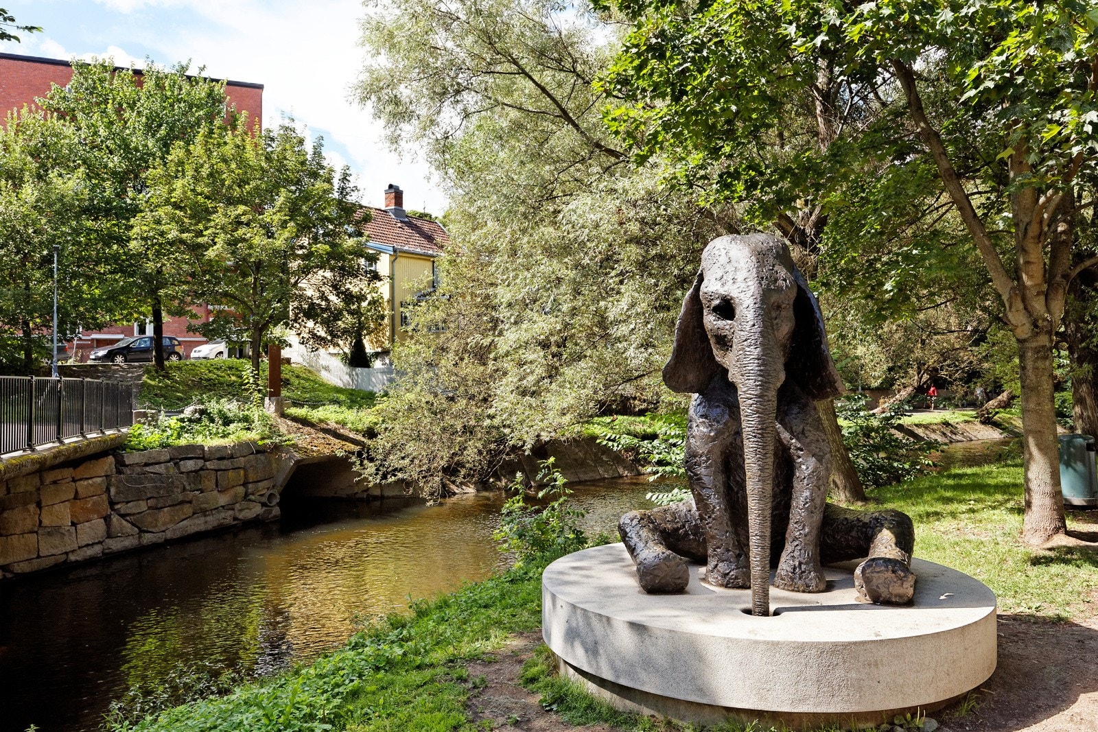 Rett ved vakre Akerselva, med grønne lunger og turstier like utenfor døren, får du en sjelden kombinasjon av urbant og naturnært Galleribilde