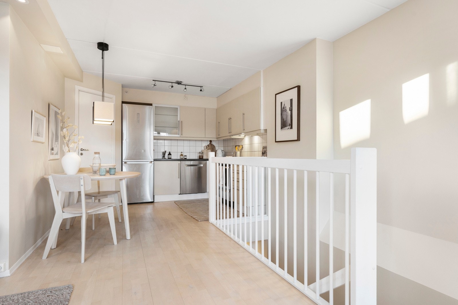 Kjøkken i åpen løsning mot spisestue/stue Galleribilde