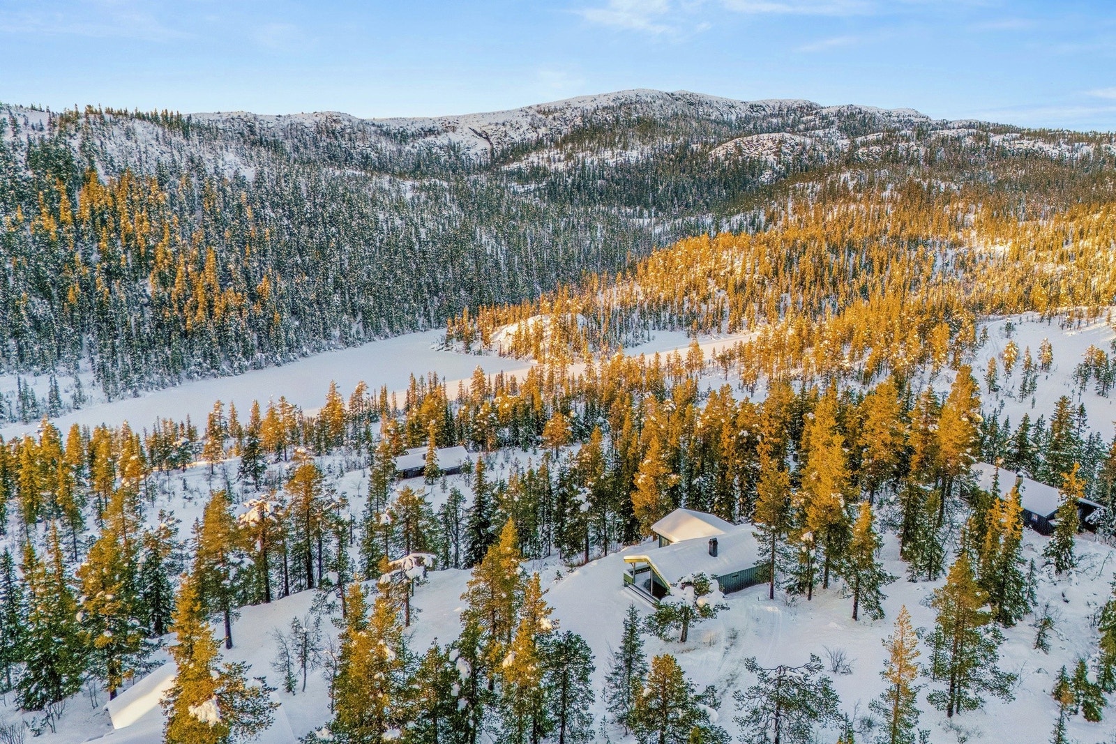 Her venter en nydelig utsikt over fjellandskapet og sol fra morgen til kveld. Galleribilde